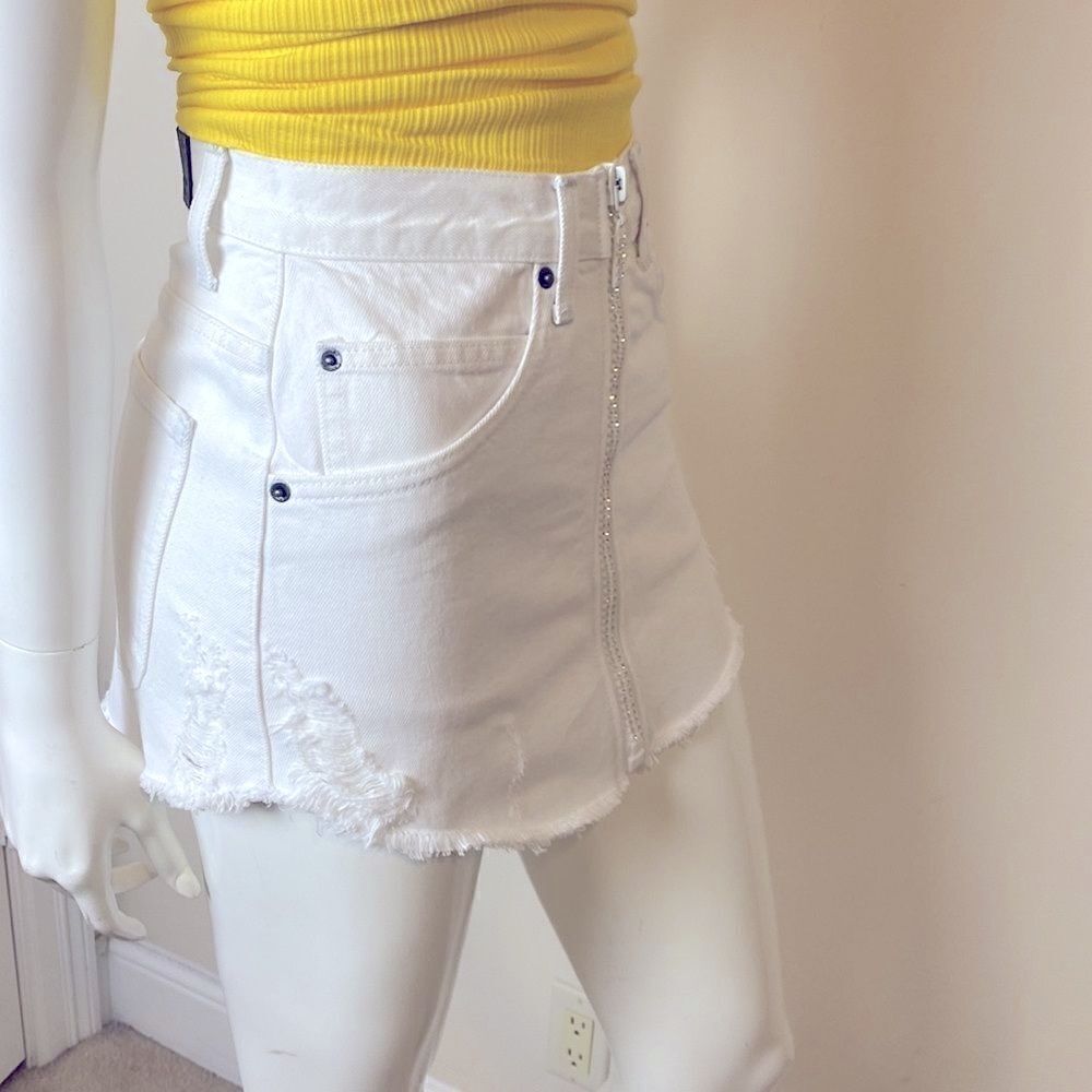 Carmar Denim Cute Sexy Mini Skirt  White Rhinestone Zipper NWOT SIZE 25